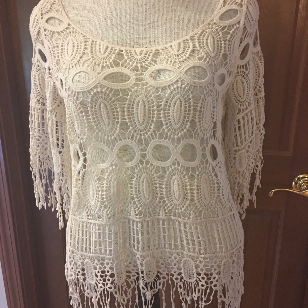 Cream lace coverlet.